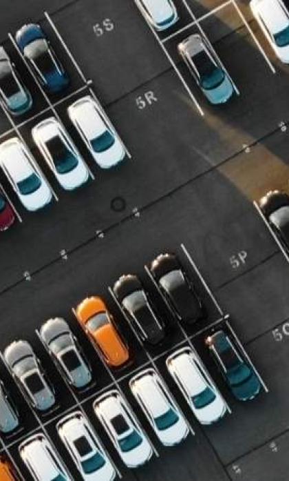 חניון של חברת השכרת רכב בחו"ל עם מגוון רחב של מכוניות להשכרה