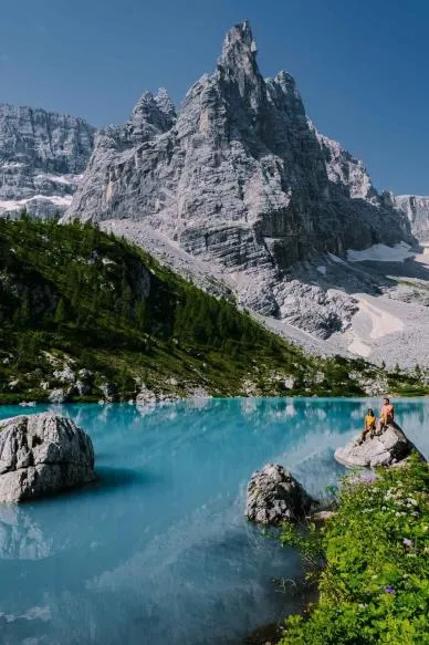 אגם בהרי הדולומיטים באיטליה