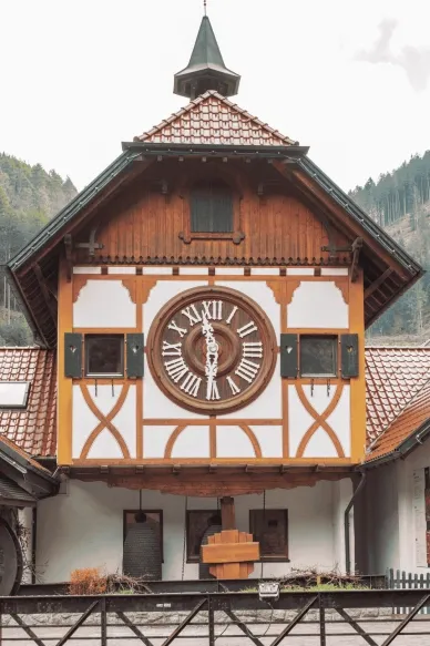 שעון קוקייה ענק ביער השחור - גרמניה