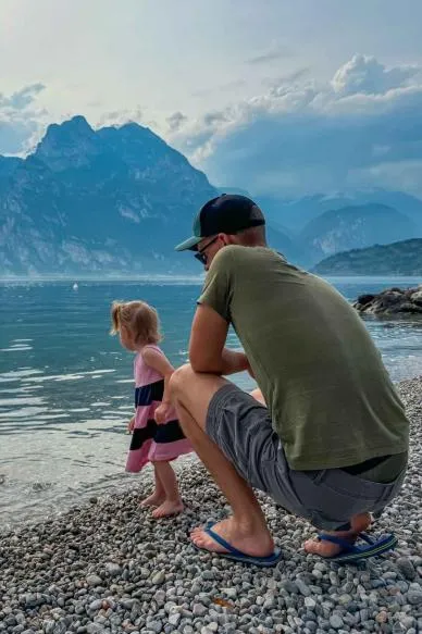 אבא ובת על שפת אגם קומו בצפון איטליה