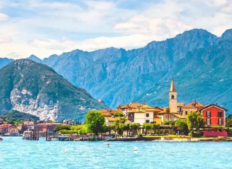 תמונה פנורמית של אגם מאג'ורה בצפון איטליה